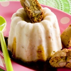 Recept: Amaretto griesmeelpuddinkjes met pruimen
