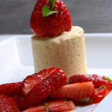 Recept: Ijssouffl� van abrikozen met salade van aardbeien