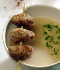 Recept: bloemkoolsoep met spiesjes van kruidig gehakt