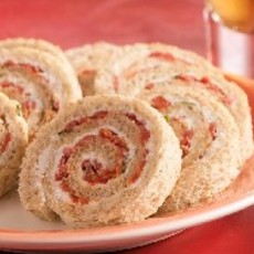 Recept: Bruine broodrolletjes met geitenkaas en paprika