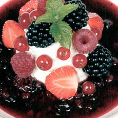 Recept: Hangop met rood fruit en een warm rood fruitsoepje Recept: Hangop met rood fruit en een warm rood fruitsoepje
