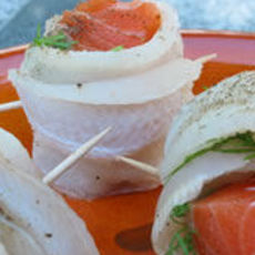Recept: Tongfiletrolletjes in witte-wijn-garnalensaus
