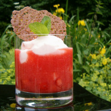 Recept: Aardbeiensoep met vanilleroomijs en een romanoff s