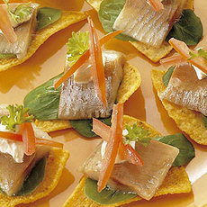 Recept: Haringhapjes met tortillachips en pittige saus