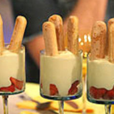Recept: Witte chocoladesyllabub met aardbeien