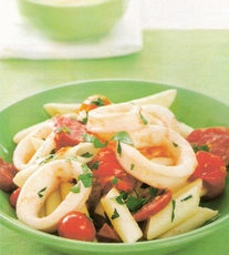 Recept: Penne met inktvis, worst en tomaatjes