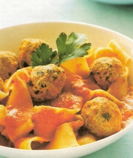 Recept: Pappardelle met balletjes en paprikacoulis