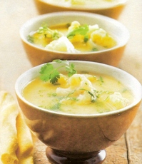 Recept: Pittige bloemkoolsoep met koriander Recept: Pittige bloemkoolsoep met koriander