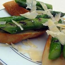 Recept: bruschetta met groene asperges en parmezaanse kaas Recept: bruschetta met groene asperges en parmezaanse kaas