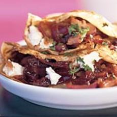 Recept: Flensjes met gekarameliseerde rode ui en geitenkaas
