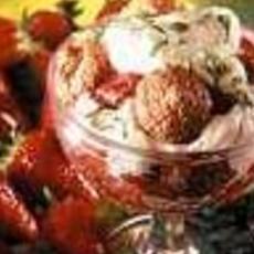 Recept: Aardbeiencoupe met bitterkoekjes