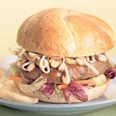 Recept: Pittige pindaburger Recept: Pittige pindaburger