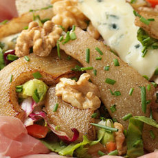 Recept: Salade met gebakken peer, Gorgonzola, walnoten en gerookte ham Recept: Salade met gebakken peer, Gorgonzola, walnoten en gerookte ham