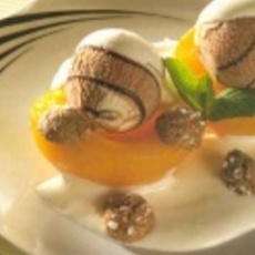 Recept: Gepocheerde perziken met nogatineijs en bitterkoek