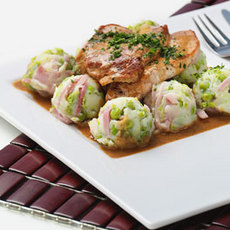 Recept: Doperwtenstampot met reepjes ham en varkenslapje Recept: Doperwtenstampot met reepjes ham en varkenslapje