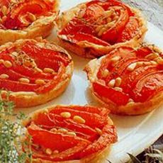 Recept: Bladerdeegtaartjes met pijnboompitten, geitenkaas en gedroogde tomaten  
