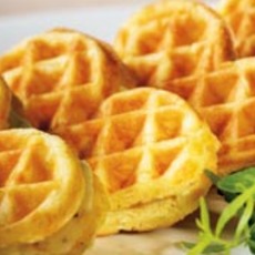 Recept: Kaaswafels met pesto van groene kruiden
