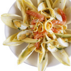 Recept: Pastasalade met gerookte zalm, avocado en witlof