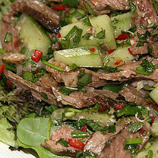 Recept: Thaise rundvleessalade met een Chinese draai Recept: Thaise rundvleessalade met een Chinese draai