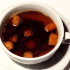 Recept: Heldere ossenstaartsoep met cro�tons