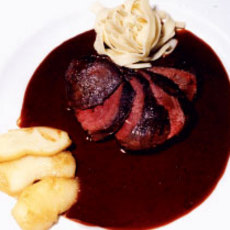 Recept: Wilde eendenborst met vlierbessensaus en appel