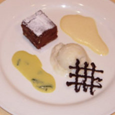 Recept: Luxe Chocoladetaart met Twee Sauzen Recept: Luxe Chocoladetaart met Twee Sauzen