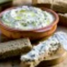 Recept: Feta-olijfoliecr�me met groene kruiden