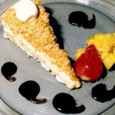Recept: Mascarpone ijstaart met chocoladesaus, mango en aa Recept: Mascarpone ijstaart met chocoladesaus, mango en aa