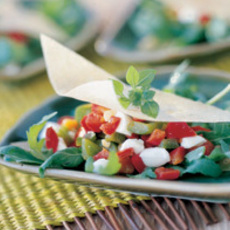 Recept: Bladerdeeghapjes met paprika, rucola en mozarella Recept: Bladerdeeghapjes met paprika, rucola en mozarella