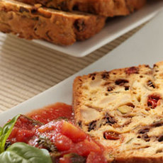 Recept: Warme groentecake met tomaten-basilicumsaus