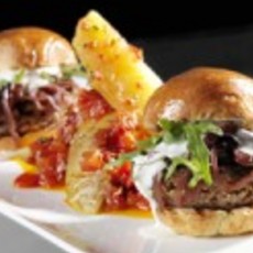 Recept: Hamburgers met rode uiencompote 