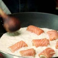 Recept: Zalmrolletjes in romige knoflooksaus Recept: Zalmrolletjes in romige knoflooksaus