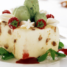 Recept: Perzikbavarois met pistache-ijs en frambozensaus Recept: Perzikbavarois met pistache-ijs en frambozensaus