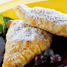 Recept: Ananas halve maantjes met bosbessensaus Recept: Ananas halve maantjes met bosbessensaus