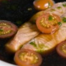 Recept: In bouillon gegaarde zalmfilet met korianderolie