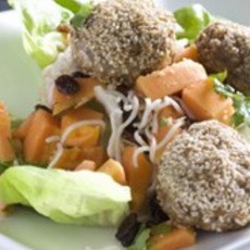 Recept: Noedelsalade met papaya en sesamburgertjes