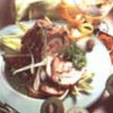 Recept: Gefarceerd kalfsgebraad met ham op kiwisaus 