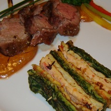 Recept: Lamskoteletjes met groenteflensjes en paprikasaus
