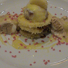 Recept: Cake rondjes met noga en witte chocoladesaus Recept: Cake rondjes met noga en witte chocoladesaus