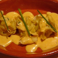 Recept: Gestoomde zalmbuideltjes met saus van kreeft en wi