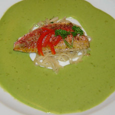 Recept: Rode mul op een nestje van mie met peterselieroom