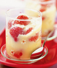 Recept: Sabayon met aardbeiencoulis en witte druiven.