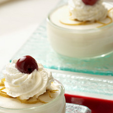 Recept: Luchtige bavarois van limoen met een kersensaus Recept: Luchtige bavarois van limoen met een kersensaus