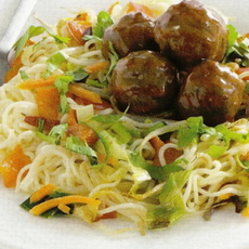 Recept: Zoetzure gehaktballetjes met noedels