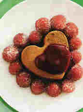 Recept: Chocolade-notenparfaithartjes met warme frambozens Recept: Chocolade-notenparfaithartjes met warme frambozens