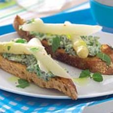 Recept: Asperges op crostini met ricotta en doperwten Recept: Asperges op crostini met ricotta en doperwten