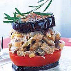 Recept: Auberginetorentjes met peterseliesaus Recept: Auberginetorentjes met peterseliesaus