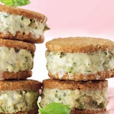 Recept: Basilicumijs met pistachenoten