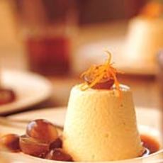 Recept: Camembertmousse met karamelsaus van rode port Recept: Camembertmousse met karamelsaus van rode port