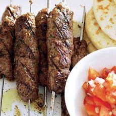 Recept: Gegrilde worstjes met pittige tomatensalsa